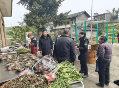 员聚焦食材储存、加工操做、餐具消毒等环节环